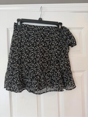Hollister Black and White Floral Wrap Mini Skirt size small
